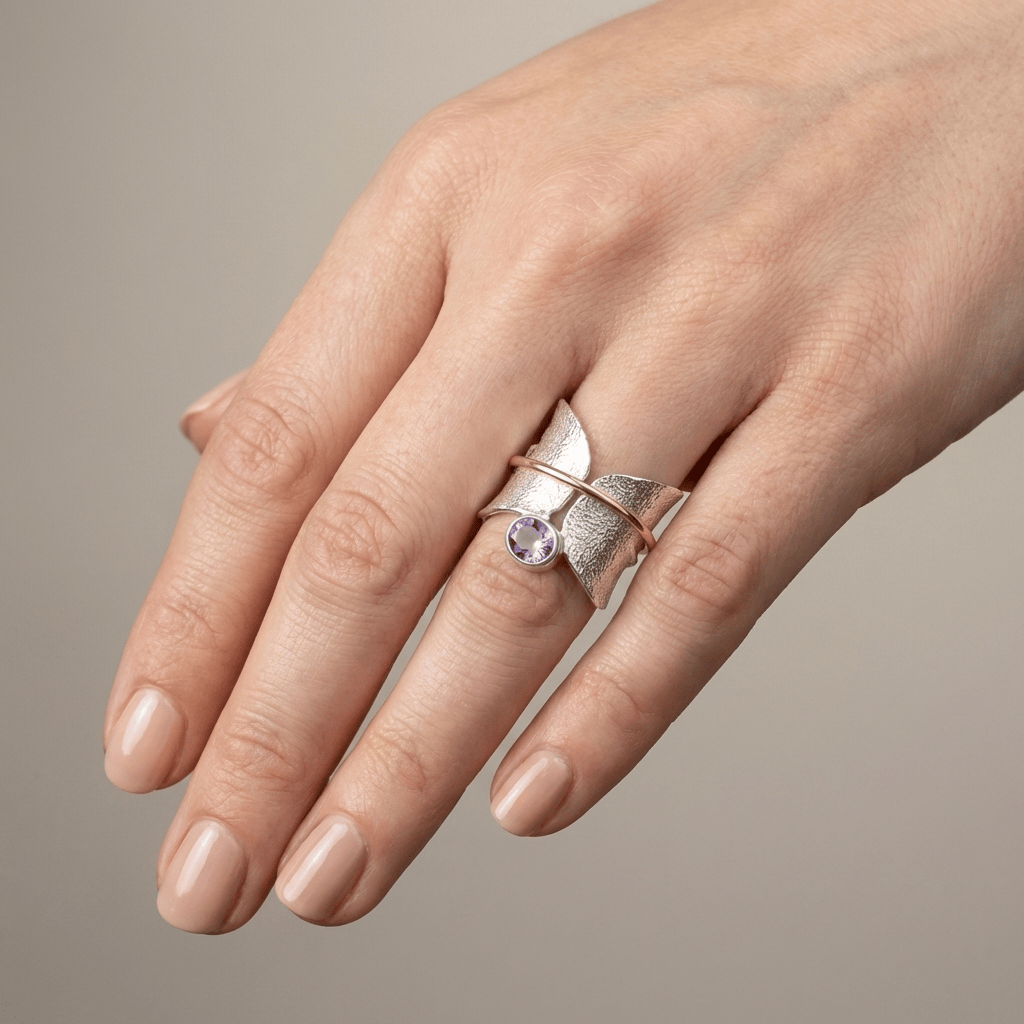 ANILLO DE PLATA Y ORO CON AMATISTA Y DISEÑO DE MARIPOSA