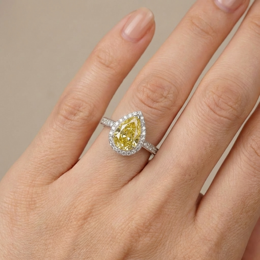ANILLO CON HALO DE DIAMANTES EN FORMA DE PERA AMARILLA