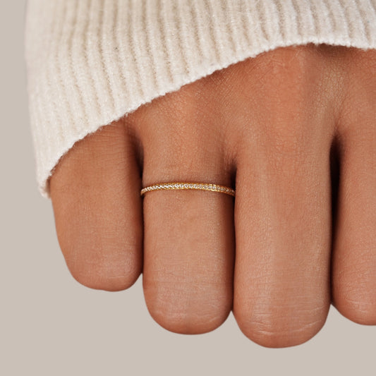 Anillo Eternity de cristal y oro de 18 quilates
