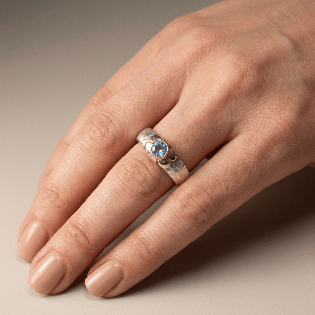 ANILLO DE PLATA BICOLOR CON TOPACIO AZUL HECHO A MANO