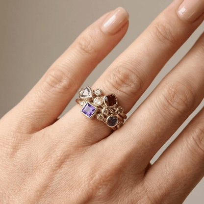 CONJUNTO DE ANILLOS APILABLES DE ORO CON PIEDRAS PRECIOSAS DE COLORES