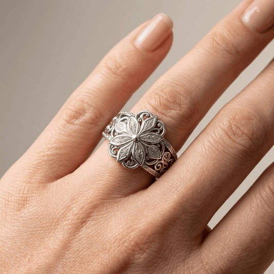 ANILLO DE PLATA CON FLOR Y CIRCONITA
