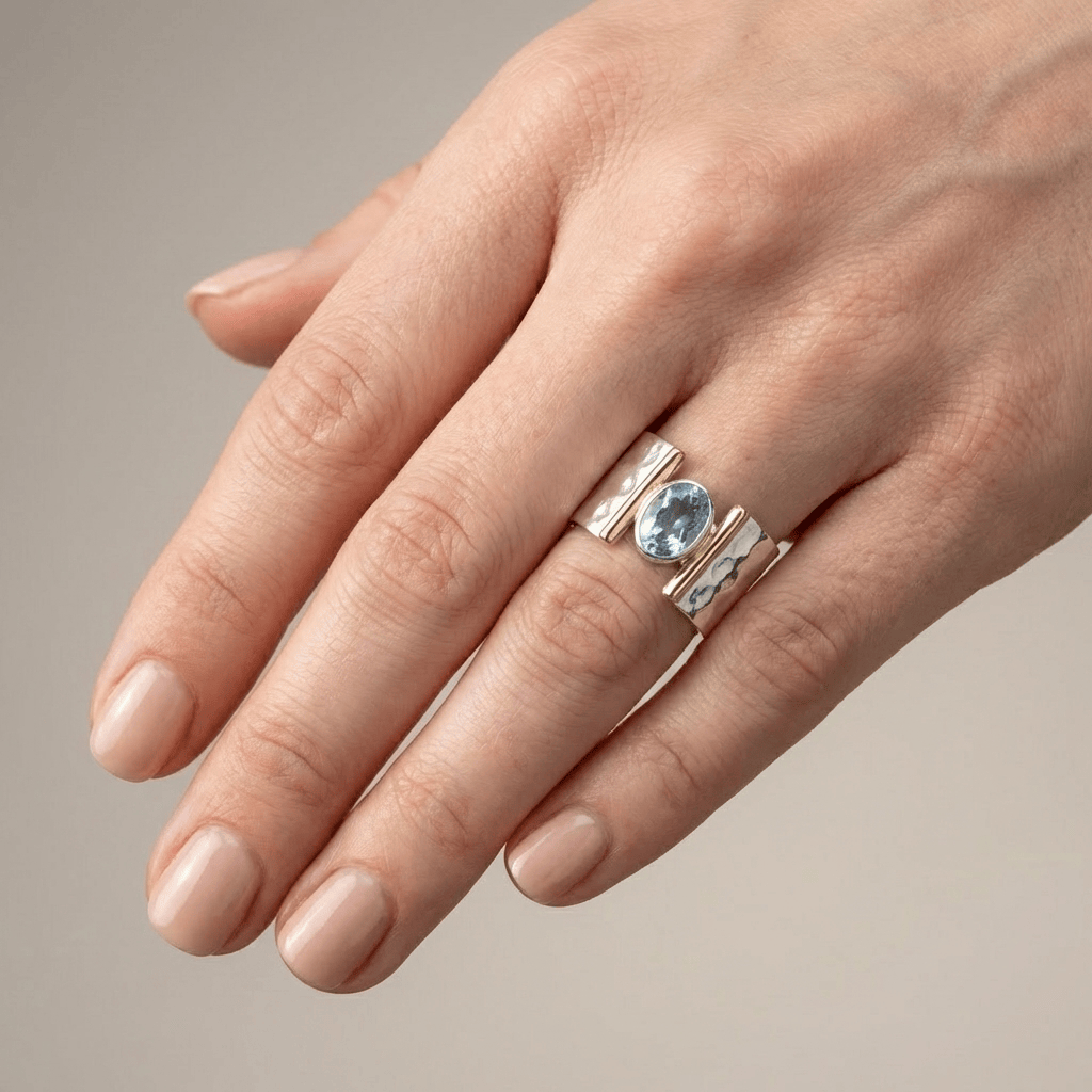 ANILLO MODERNO DE PLATA, ORO Y TOPACIO