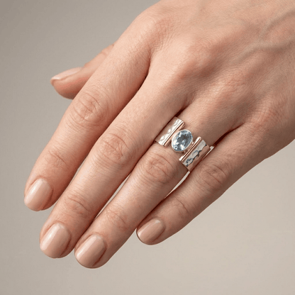 ANILLO MODERNO DE PLATA, ORO Y TOPACIO