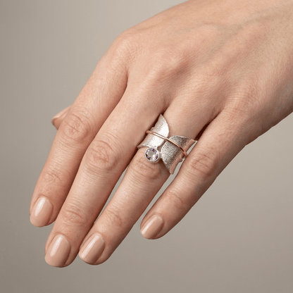 ANILLO DE PLATA Y ORO CON AMATISTA Y DISEÑO DE MARIPOSA