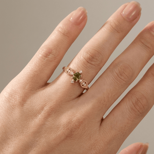 ANILLO DE ORO DELICADO CON CRISTAL VERDE OLIVA - (AJUSTABLE)