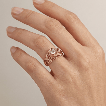ANILLO VINTAGE TALLADO CON ROSA DE CIRCONIA