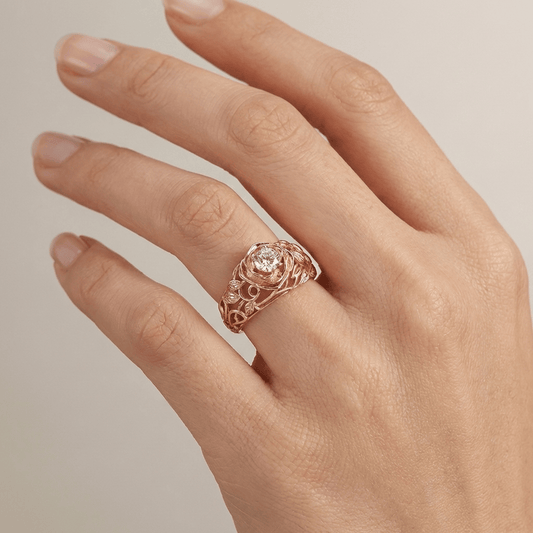 ANILLO VINTAGE TALLADO CON ROSA DE CIRCONIA
