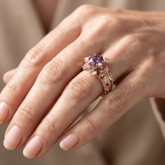 ANILLO DE ORO Y FLORA MORADA