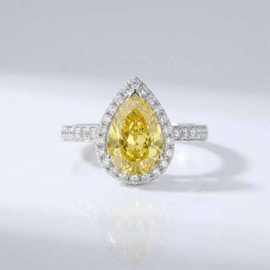 ANILLO CON HALO DE DIAMANTES EN FORMA DE PERA AMARILLA