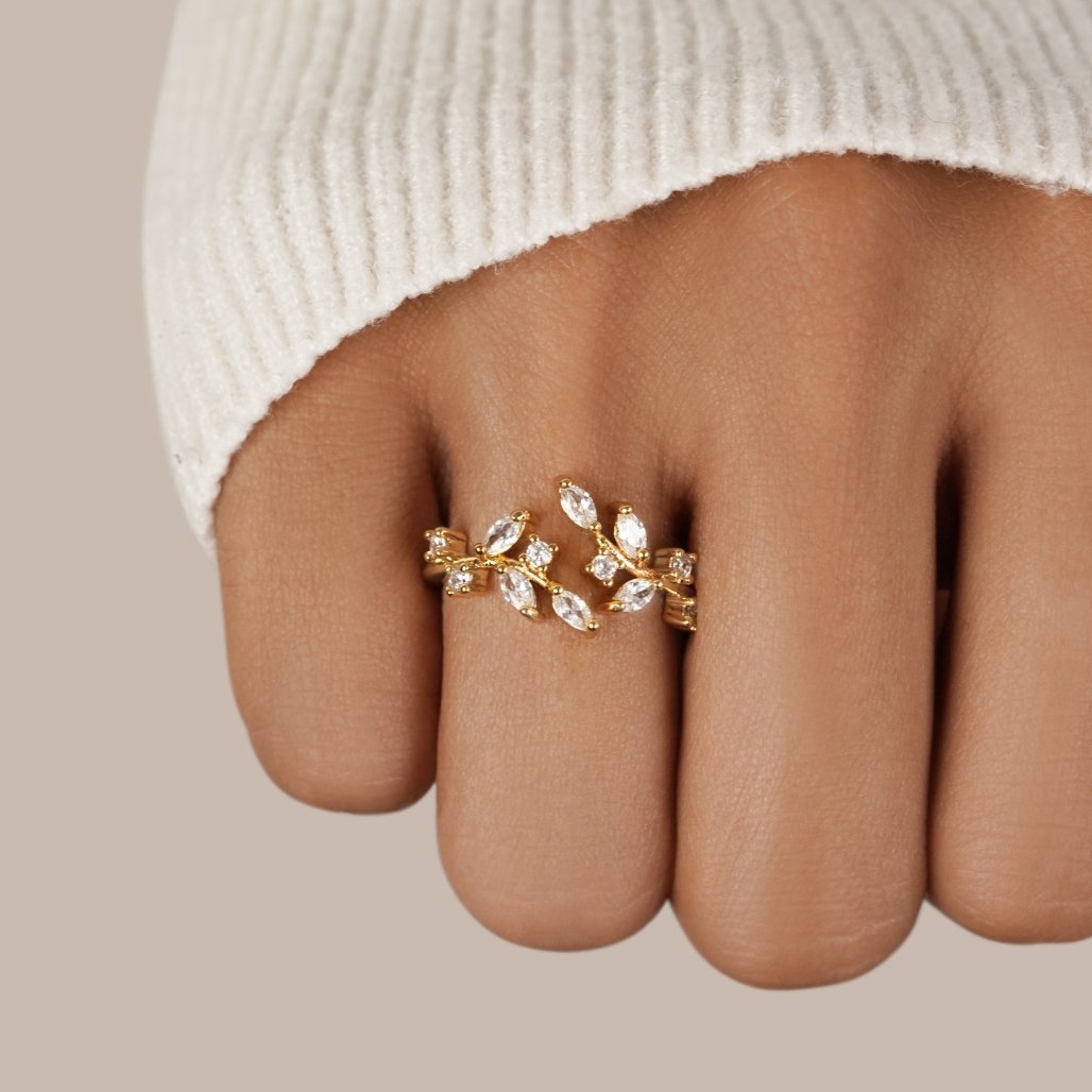 Anillo de cristal con diseño de enredadera en oro de 18 quilates
