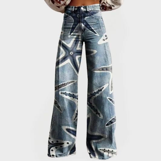 Pantalones de mezclilla con un diseño artístico de estrellas de mar