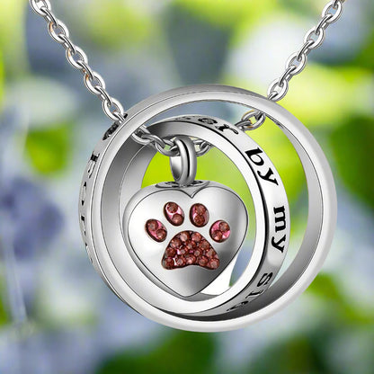 "Ya No Está a Mi Lado, Pero Siempre Estará en mi Corazón" – Collar con Colgante de Pata de urna de Acero Inoxidable.