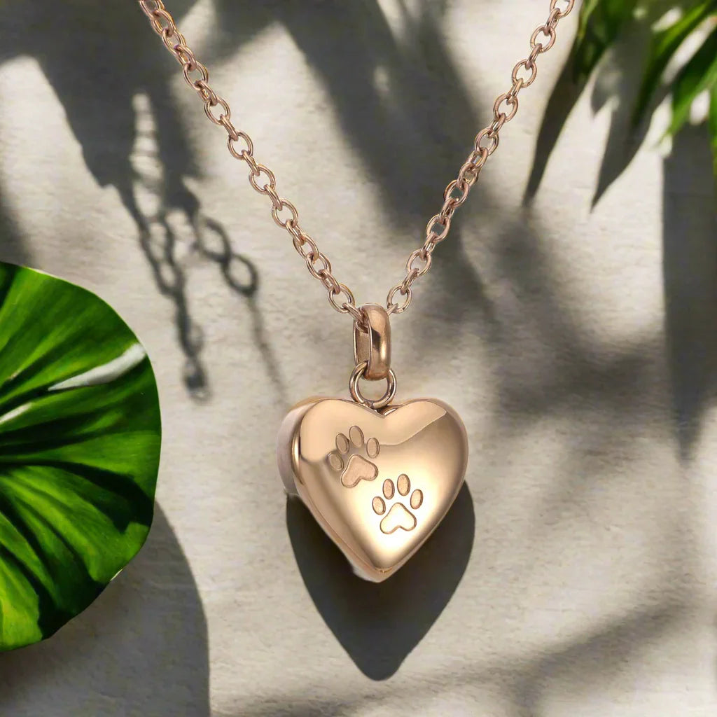 Collar Conmemorativo De Tus Mascotas: Colgante En Forma De Corazón Con Grabado De Huella De Pata.