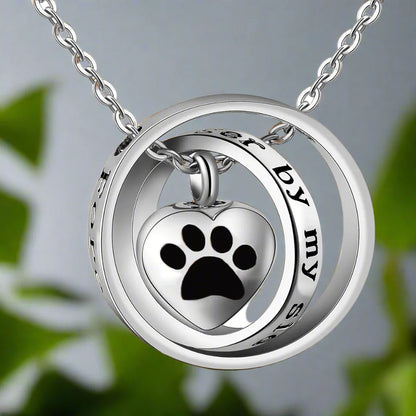 "Ya No Está a Mi Lado, Pero Siempre Estará en mi Corazón" – Collar con Colgante de Pata de urna de Acero Inoxidable.