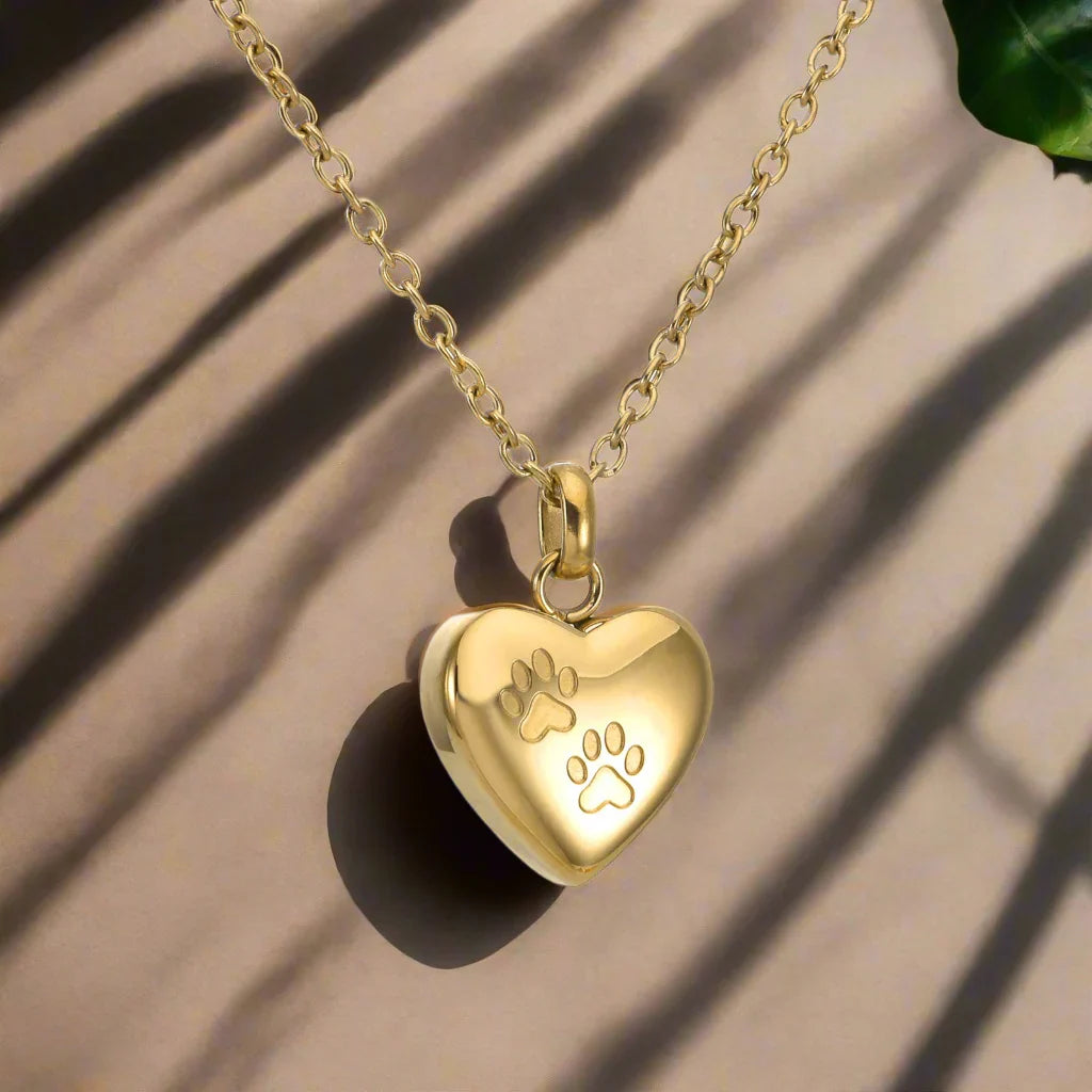 Collar Conmemorativo De Tus Mascotas: Colgante En Forma De Corazón Con Grabado De Huella De Pata.