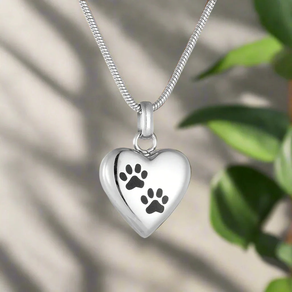 Collar Conmemorativo De Tus Mascotas: Colgante En Forma De Corazón Con Grabado De Huella De Pata.
