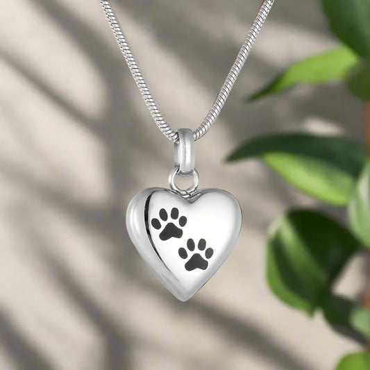 Collar Conmemorativo De Tus Mascotas: Colgante En Forma De Corazón Con Grabado De Huella De Pata.