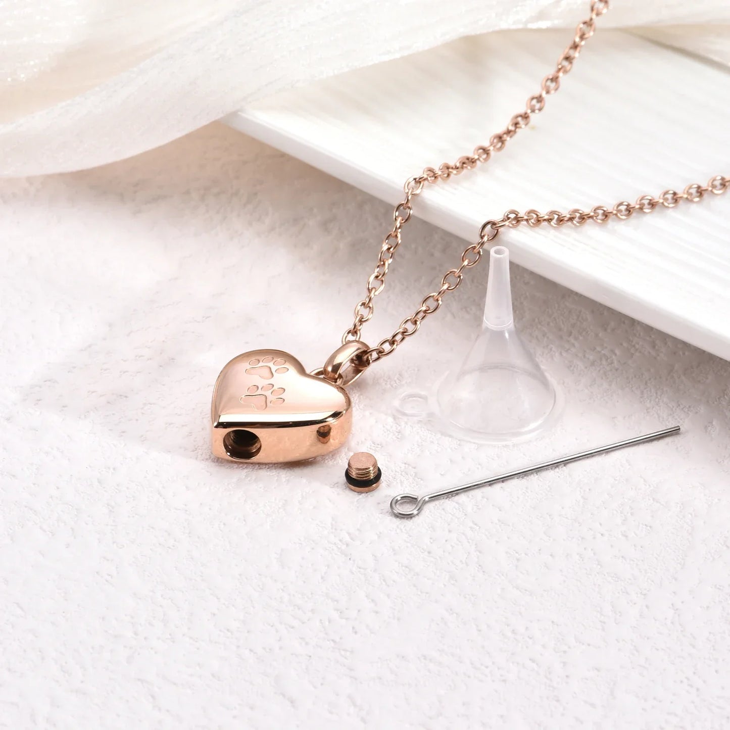 Collar Conmemorativo De Tus Mascotas: Colgante En Forma De Corazón Con Grabado De Huella De Pata.