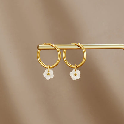 Aretes de aro con conchas blancas en forma de pétalo