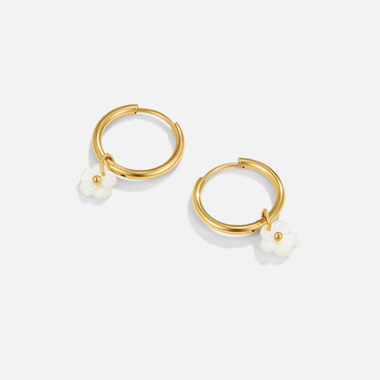 Aretes de aro con conchas blancas en forma de pétalo