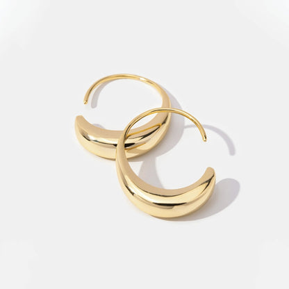 Aretes clásicos de aro colgante