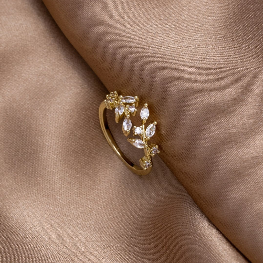 Anillo de cristal con diseño de enredadera en oro de 18 quilates