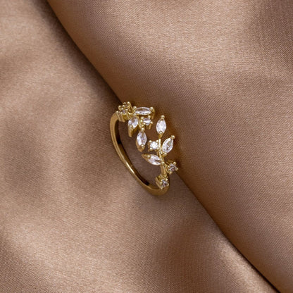 Anillo de cristal con diseño de enredadera en oro de 18 quilates