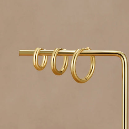 Conjunto de tres mini aros dorados