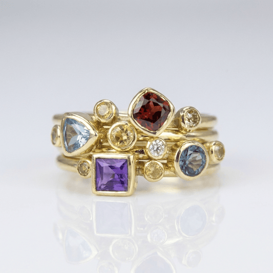 CONJUNTO DE ANILLOS APILABLES DE ORO CON PIEDRAS PRECIOSAS DE COLORES