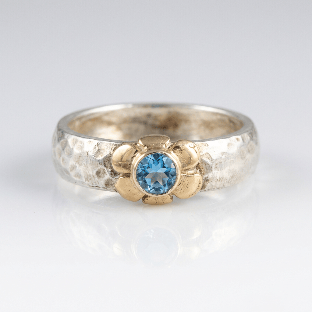 ANILLO DE PLATA BICOLOR CON TOPACIO AZUL HECHO A MANO
