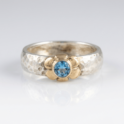 ANILLO DE PLATA BICOLOR CON TOPACIO AZUL HECHO A MANO