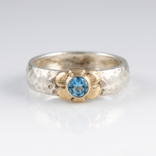 ANILLO DE PLATA BICOLOR CON TOPACIO AZUL HECHO A MANO