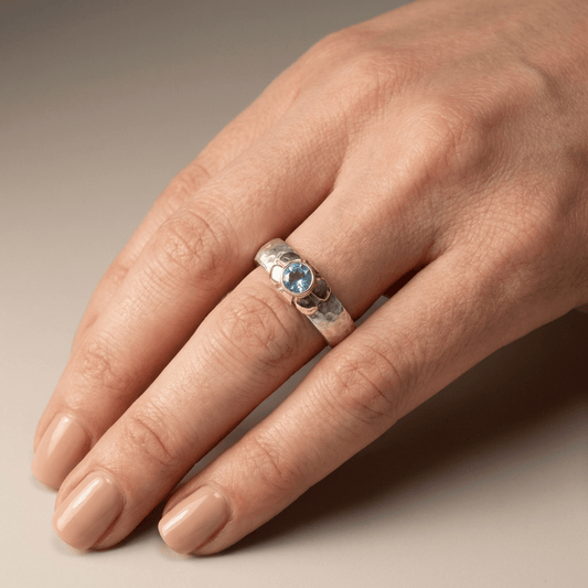 ANILLO DE PLATA BICOLOR CON TOPACIO AZUL HECHO A MANO