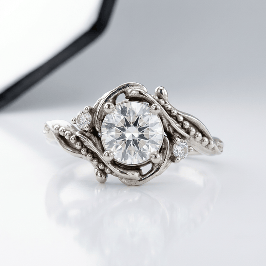 ANILLO VINTAGE DE PLATA CON DIAMANTES Y ADORNOS