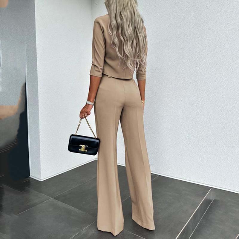 Elegante conjunto compuesto por un top corto y unos pantalones anchos para mujer.