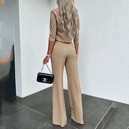 Elegante conjunto compuesto por un top corto y unos pantalones anchos para mujer.