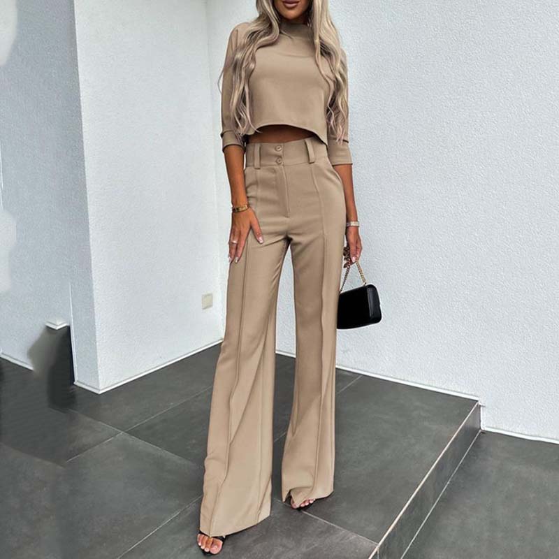 Elegante conjunto compuesto por un top corto y unos pantalones anchos para mujer.