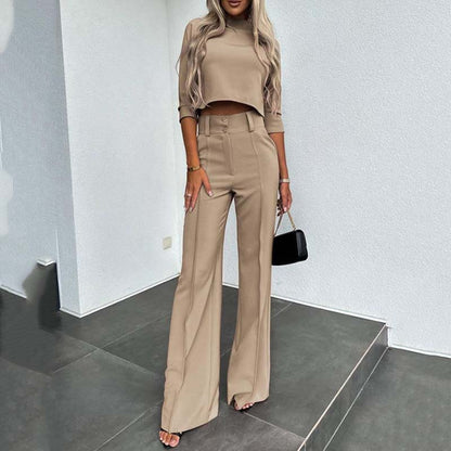 Elegante conjunto compuesto por un top corto y unos pantalones anchos para mujer.