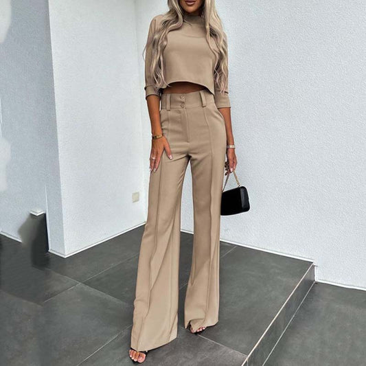 Elegante conjunto compuesto por un top corto y unos pantalones anchos para mujer.
