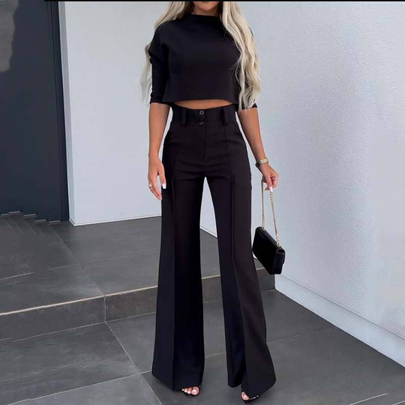 Elegante conjunto compuesto por un top corto y unos pantalones anchos para mujer.