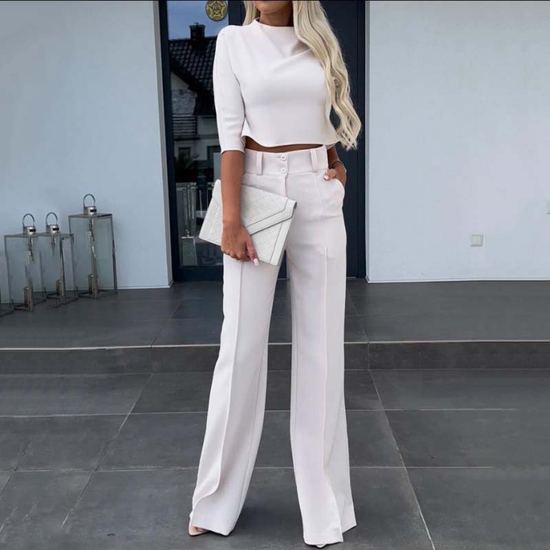 Elegante conjunto compuesto por un top corto y unos pantalones anchos para mujer.
