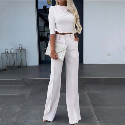 Elegante conjunto compuesto por un top corto y unos pantalones anchos para mujer.