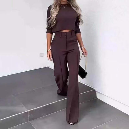 Elegante conjunto compuesto por un top corto y unos pantalones anchos para mujer.