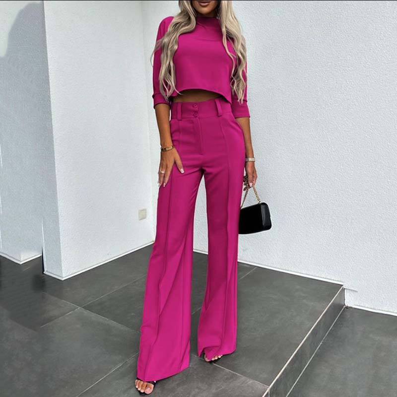 Elegante conjunto compuesto por un top corto y unos pantalones anchos para mujer.